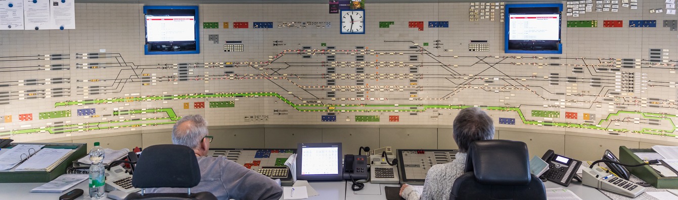 Gleisplan im Relaisstellwerk Köln Hbf Kf. Hier braucht es zwei Bedienpersonen, wohingegen ... 